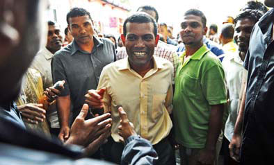 Police issue warrant for former Maldives president