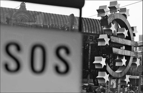 Eurozone GDP falls in 4Q as recession looms