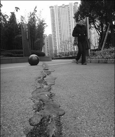 Cracks near super tower prove unsettling
