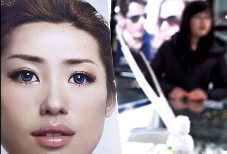 Many blind to the risks of contact lenses