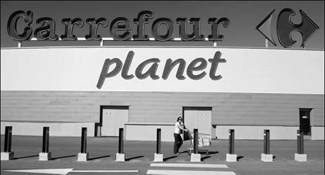 Carrefour reduces dividend, scales down conversions