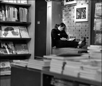 Homeless sleeping in Shanghai's all-night bookstore get mixed reaction from readers