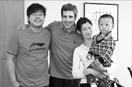 Josep Solà-Niubo and Tang Shanlu with the boy they saved and his mother in Changshu, Jiangsu province (Image from China Daily website)