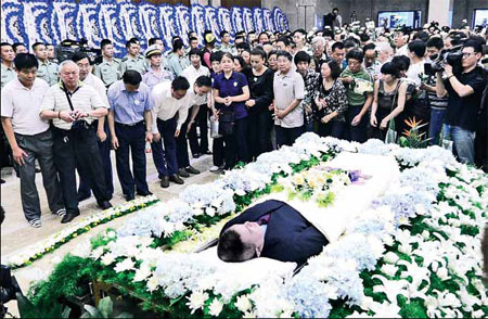 Crowd mourns hero bus driver