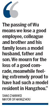 Crowd mourns hero bus driver