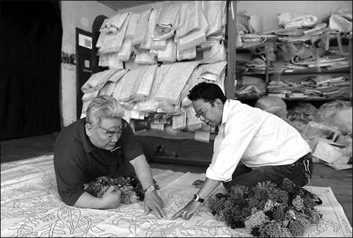 Workshop revitalizes tradition of Tibetan rugs