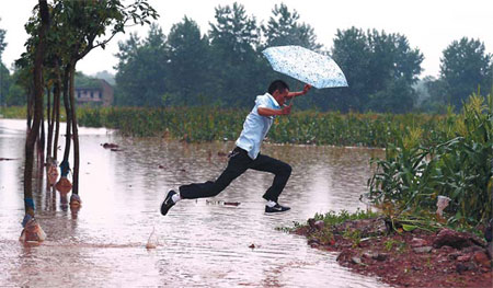 Boats urged off crowded Yangtze as flood peak nears