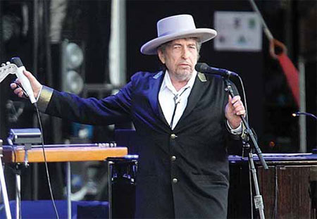 Author acknowledges faking Dylan quotes