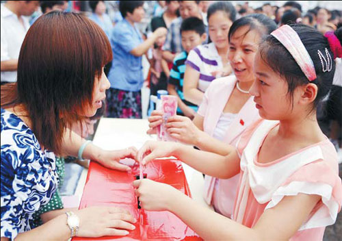 Citizens join hands to help flood victims, at least 60m yuan donated