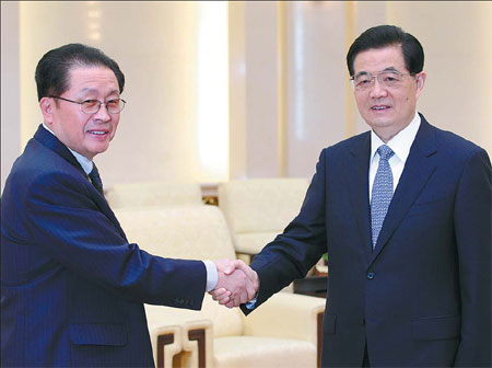 Neighbors explore cooperation