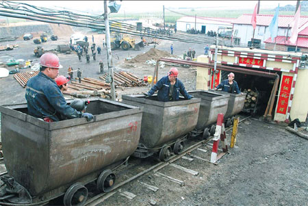 22 miners trapped in accidents