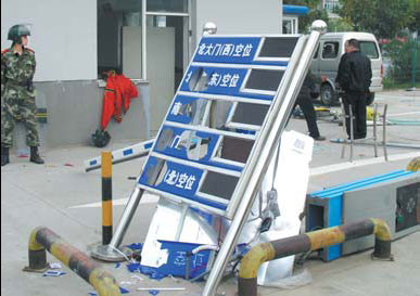 40 injured after Foxconn plant clashes