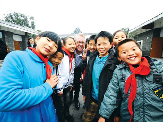 CSR Special: Daimler CEO simply 'Grandpa Hua' to underprivileged students