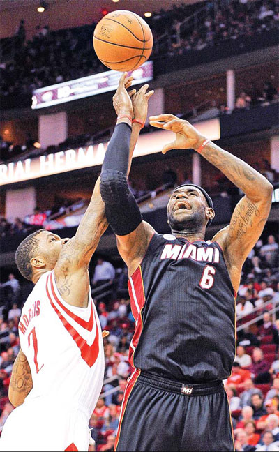 James scores 38 as Heat edge Rockets