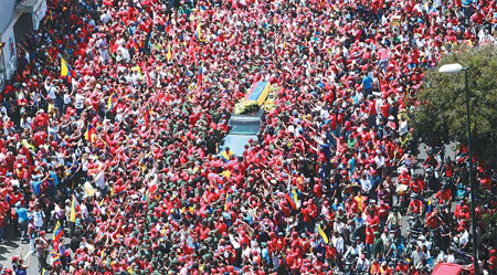 Thousands view Chavez cortege