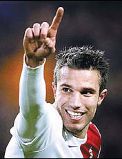 Van Persie eyes finishing career at United