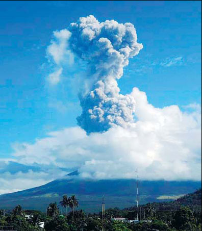 5 killed as Philippines' Mayon volcano erupts