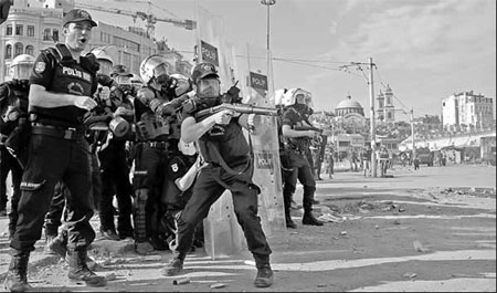 Turkey police storm protest square in new clashes