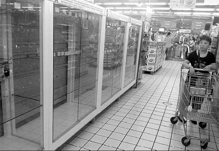 Retailer pulls knives after fatal attack