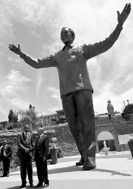 Mandela 'unity' statue unveiled