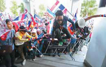Thai protesters disrupt candidates