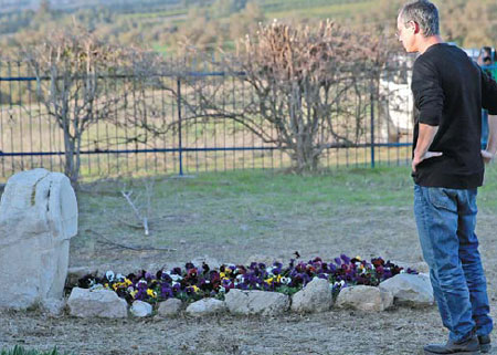 Israelis pay respects to Sharon at parliament