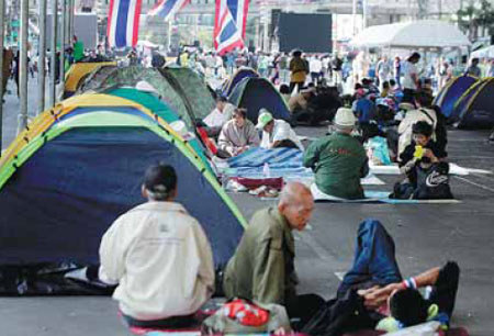 Thai protesters blockade ministries, government