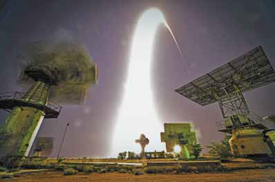 Three-man crew docks successfully at space lab