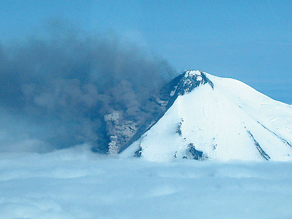 Alaska volcano's new eruptions set off highest alert in 5 years
