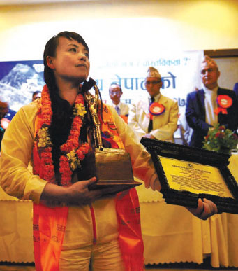 Chinese woman's triumph on Qomolangma recognized