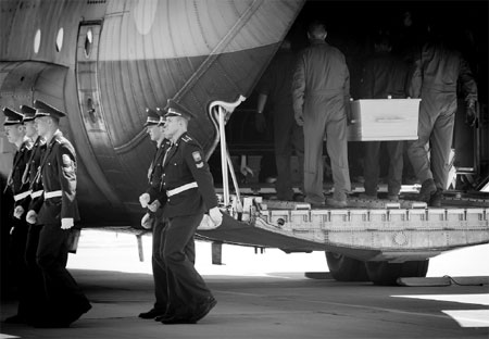 Netherlands mourns as first bodies arrive