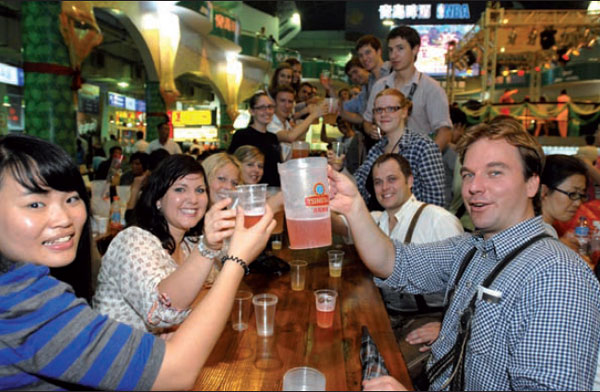 Qingdao Special: Qingdao brimming with cheer as beer fest begins