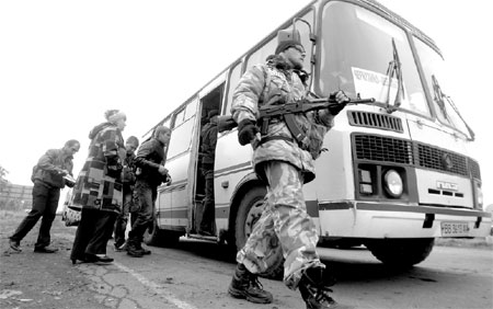Ukrainian, Russian officials craft 'buffer zone'