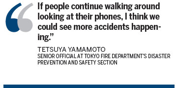 Smartphone 'zombies' wreak havoc in Tokyo