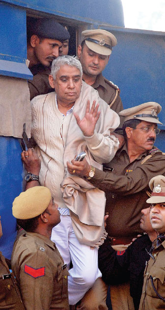 Police question Indian guru after deadly-standoff arrest