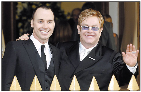 Sir Elton John boycotts Dolce & Gabbana