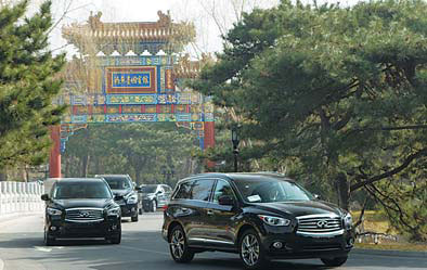 Infiniti's hybrid suvs star at top forum