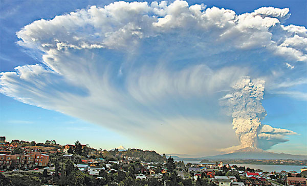 State of emergency declared as Calbuco volcano erupts