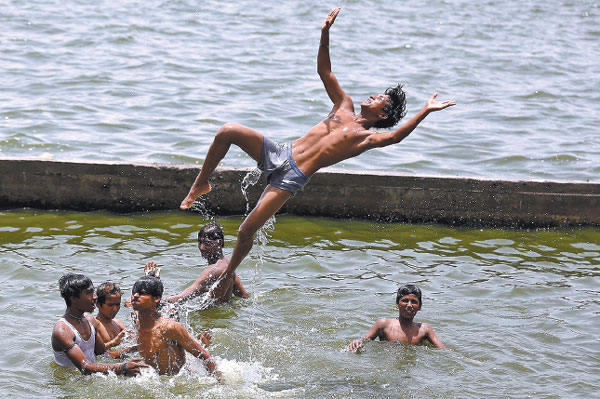 Heat wave set to continue as death toll reaches 800