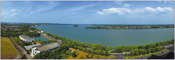 Liuye Lake offers peace and beauty in downtown Changde