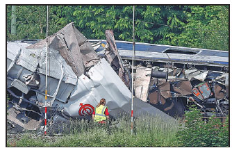 3 dead, 9 hospitalized in night train wreck