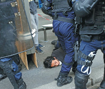 Tear gas, scuffles mar anti-labor reforms protest