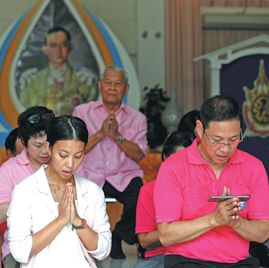 Thais wear auspicious pink to help king recover