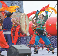 Ethnic group passes down traditional drum dance
