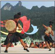 Ethnic group passes down traditional drum dance