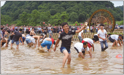 Jiangyong lifts families out of poverty and into the web