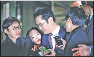 Court considers arrest of Samsung heir