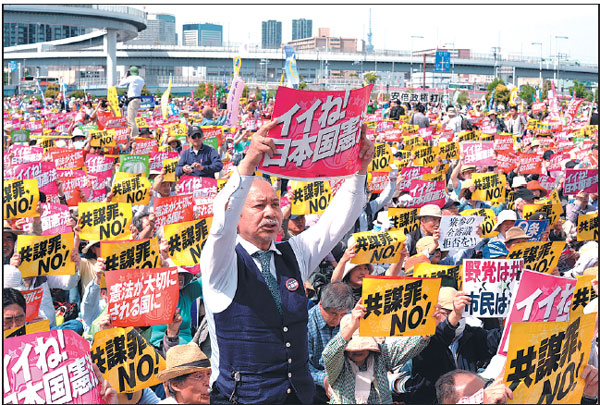 Protesters reject Constitution plan