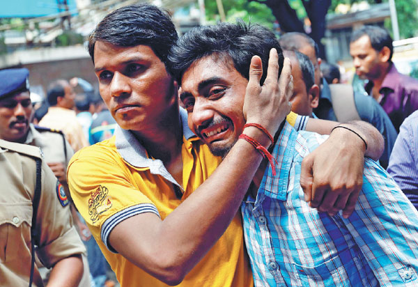 Dozens dead in Mumbai stampede