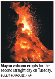 Volcano spews lava fountains, 40,000 flee